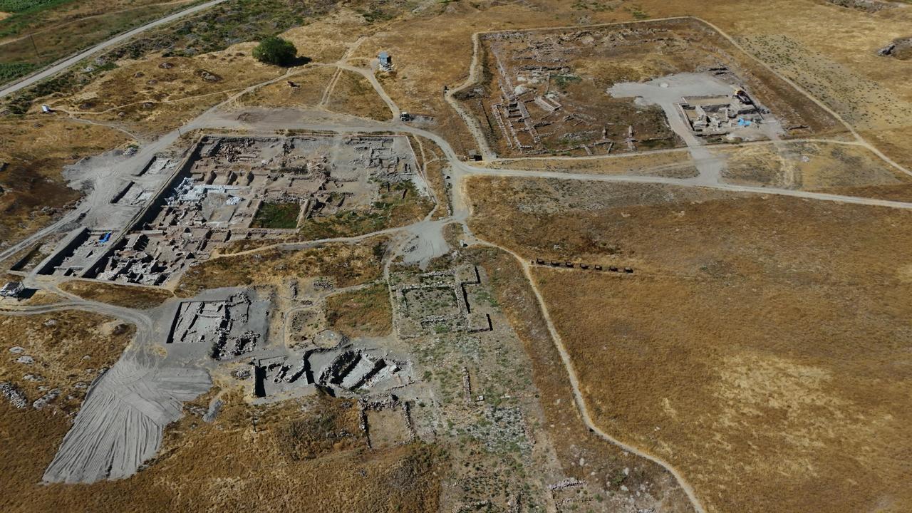 A general view shows archaeologists exposing massive walls believed to belong to an earlier palace level at the Kultepe Kanesh-Karum archaeological site in Kayseri, central Türkiye, Dec. 9, 2025. (IHA Photo)