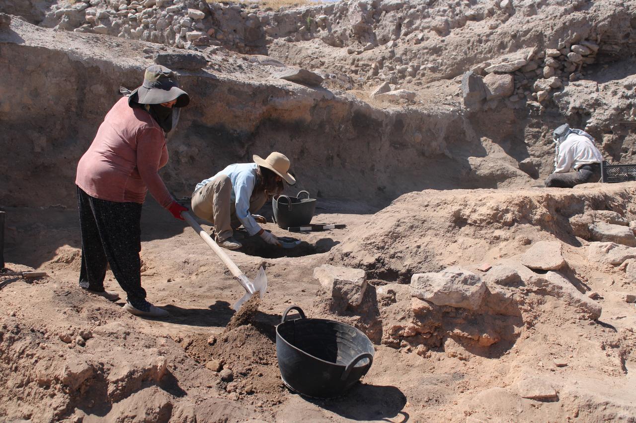 Excavation team members carefully remove soil around architectural remains at the Kultepe Kanesh-Karum archaeological site in Kayseri, central Türkiye, Dec. 9, 2025. (IHA Photo)