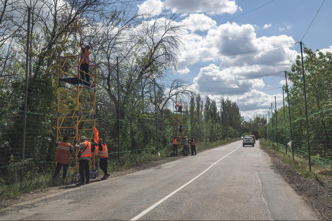 Workers construct a structure with drones to prevent attacks of russian FPV drones, in the Donetsk Oblast, Ukraine, 13 August 2025. (AA Photo)