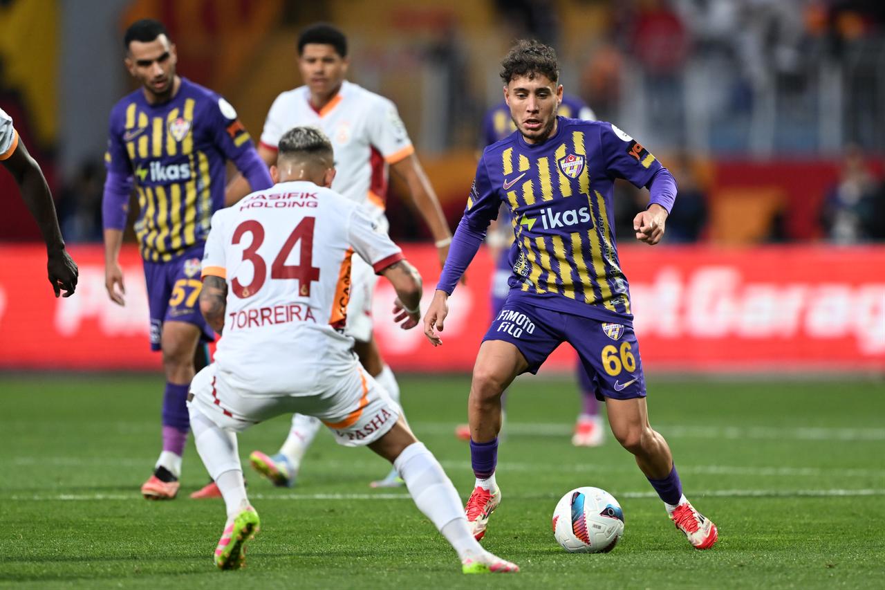 Lucas Torreira (34) of Galatasaray in action against Emre Mor (66) of ikas Eyupspor during Turkish Super Lig week 33 football match between ikas Eyupspor and Galatasaray at Recep Tayyip Erdogan Stadium in Istanbul, Türkiye, April 27, 2025. (AA Photo)