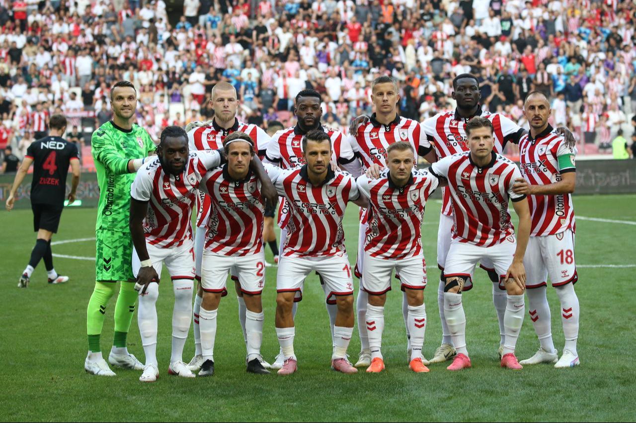 Samsunspor players pose for photo before Genclerbirligi match at Samsun Yeni 19 Mayis Stadium, Türkiye, Aug. 9, 2025. (AA Photo)