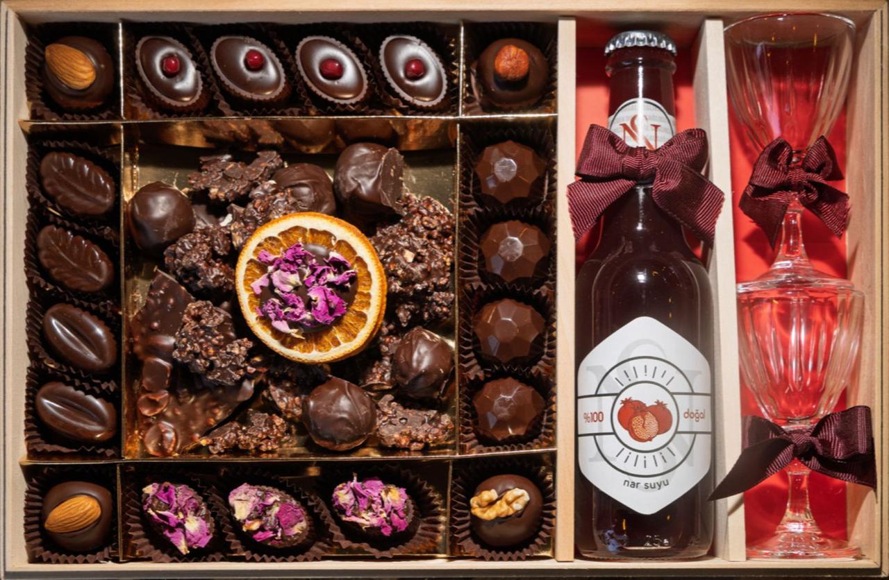 A gift box prepared at Nihal Sevilmen’s workshop features handmade dark chocolates and bottled pomegranate juice, Ankara, Türkiye, December 11, 2025. (Courtesy of European Union)