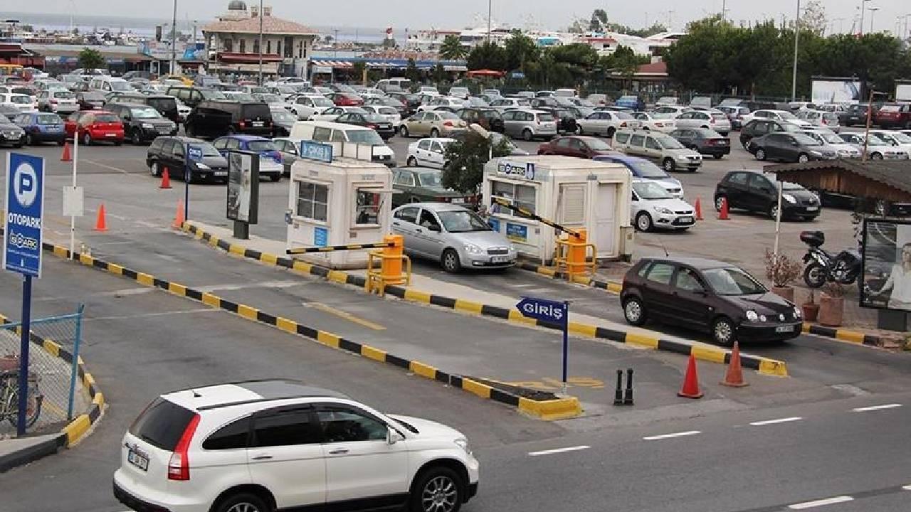 Vehicles line up at an ISPARK-operated parking lot entrance in Istanbul, Türkiye. (AA Photo)
