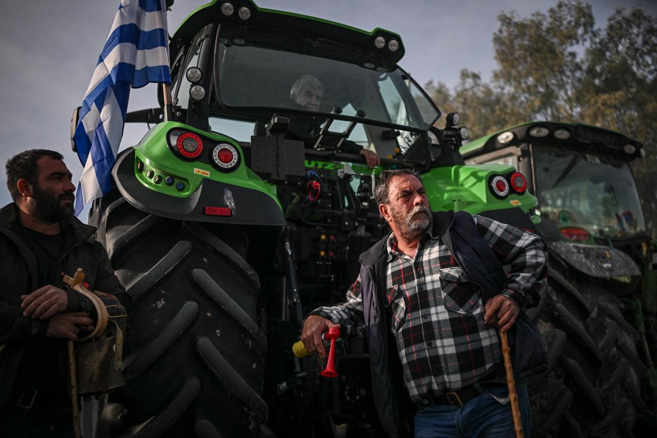 Roadblocks spread across Greece as citizens, unions back farmers' demands