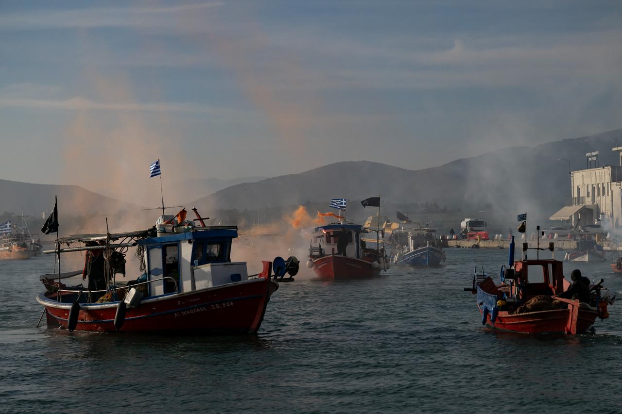 Fishermen navigate boats to block the passengers' port of Volos as they take part in a farmers' demonstration, Greece, December 10, 2025. (AFP Photo)