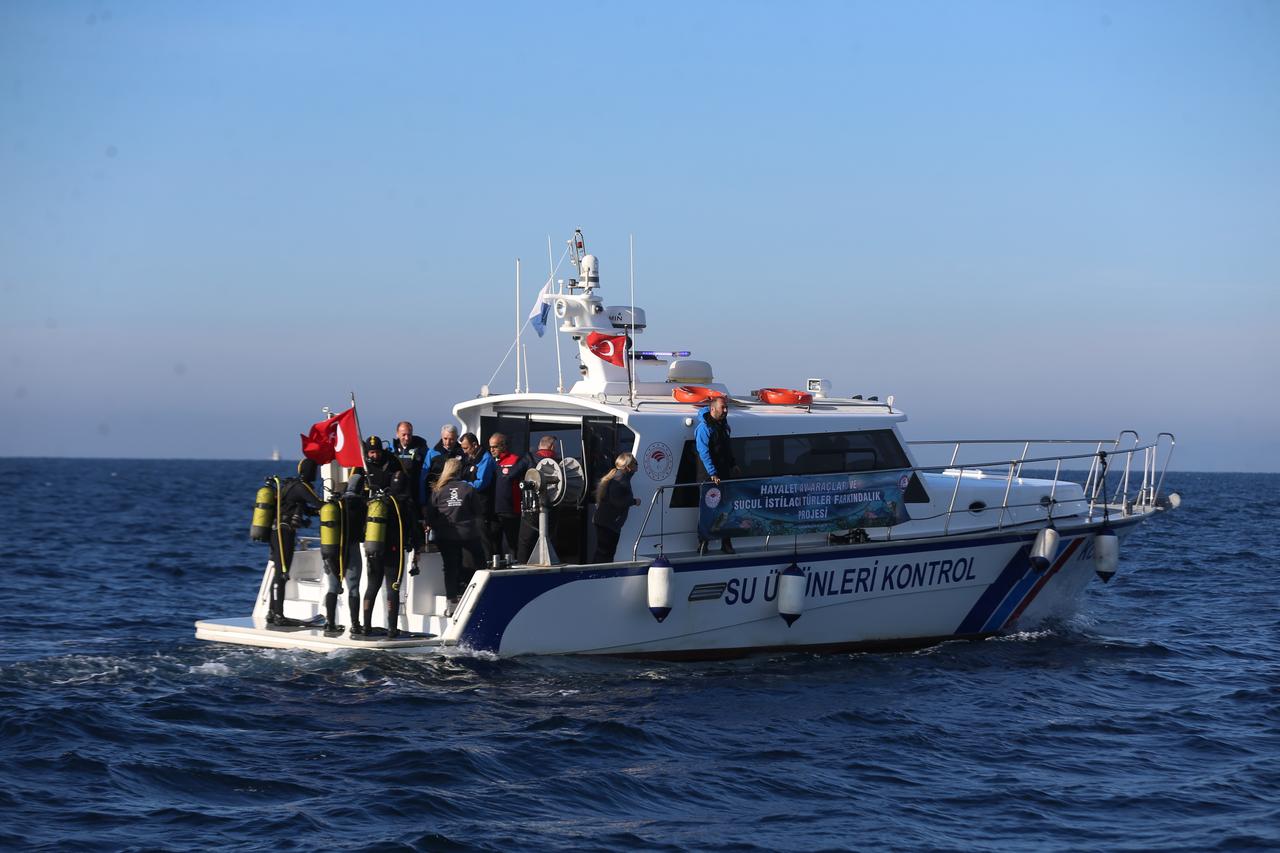 The Fisheries Control vessel carries officials, crew and divers during a ghost net cleanup off Kumkale, Canakkale, Türkiye, Dec. 11, 2025. (AA Photo)