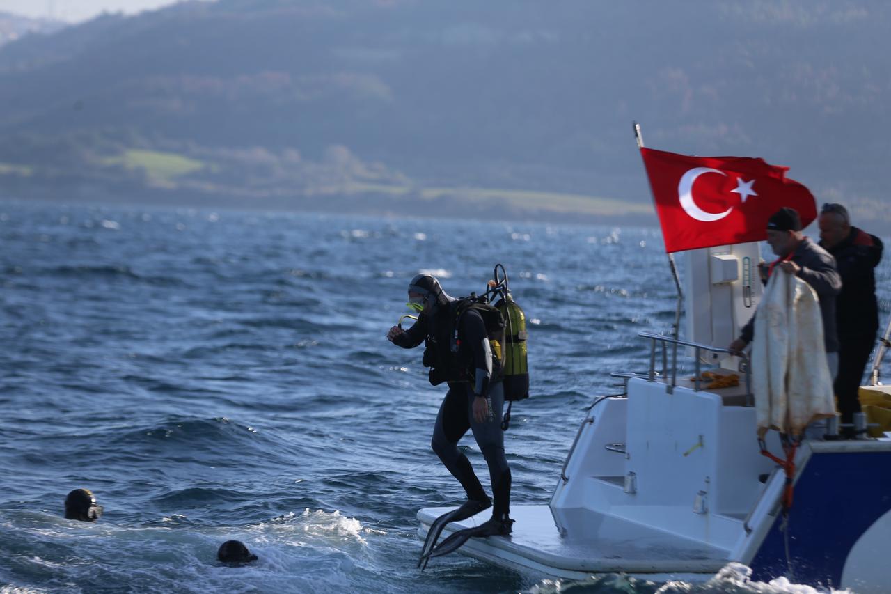 A diver from the Fisheries Control team jumps into the water during a ghost net removal operation off Kumkale, Canakkale, Türkiye, Dec. 11, 2025. (AA Photo)
