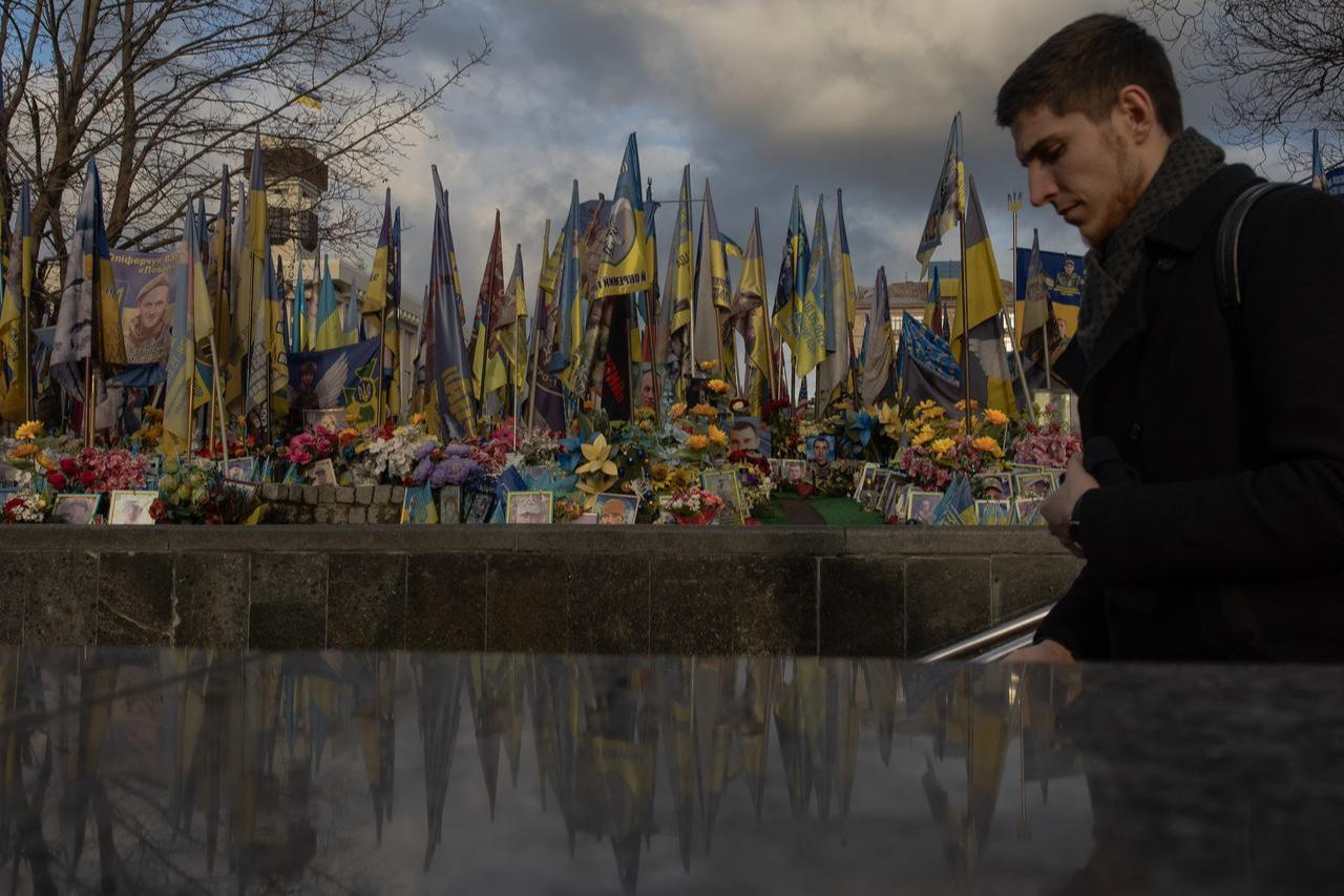 A man goes down the steps to an underground passage next to the memorial for the fallen Ukrainian and foreign fighters on the Independence Square in Kyiv, December 10, 2025. (AFP Photo)