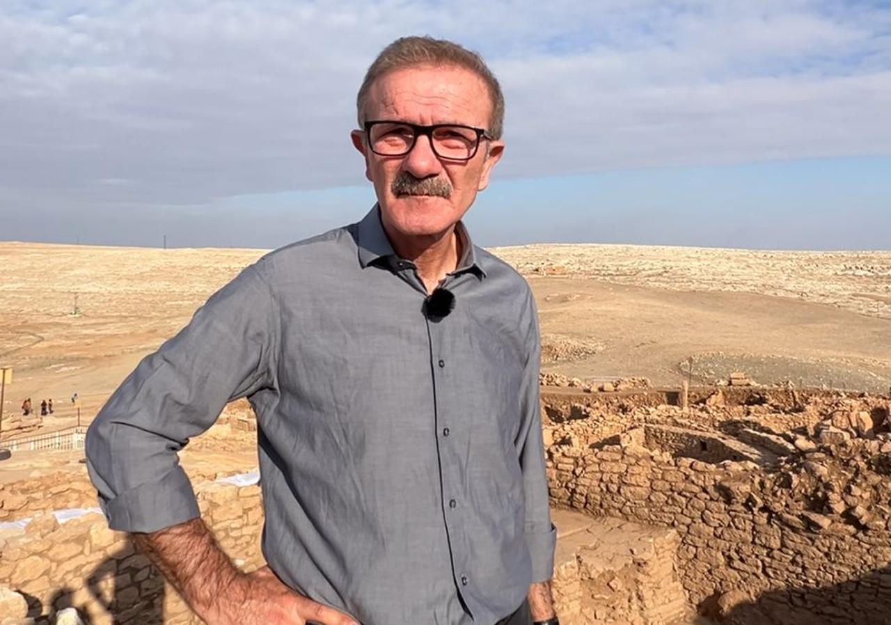 Professor Necmi Karul, head of excavations at Karahantepe and coordinator of the Tas Tepeler Project, stands at the site overlooking Neolithic structures carved into the bedrock in Sanliurfa, southeastern Türkiye. (Photo by Koray Erdogan/Türkiye Today)
