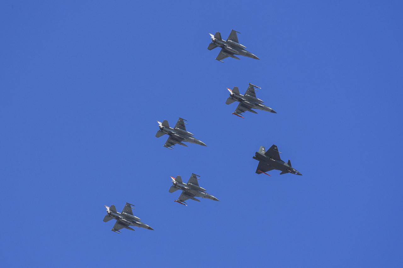 Türkiye's first unmanned combat aircraft, Bayraktar Kizilelma, with five F-16 fighter jets, is taking off from the 5th Main Jet Base in Merzifon, Sinop, Türkiye. (Photo via Baykar)