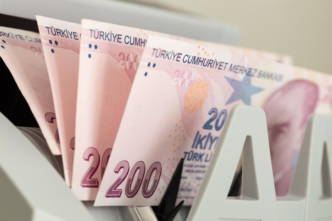 File photo shows Turkish lira bills in a banknote counter. (Adobe Stock Photo)