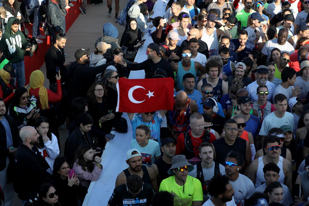 Pyramids Half Marathon kicks off near Cairo with Turkish runners
