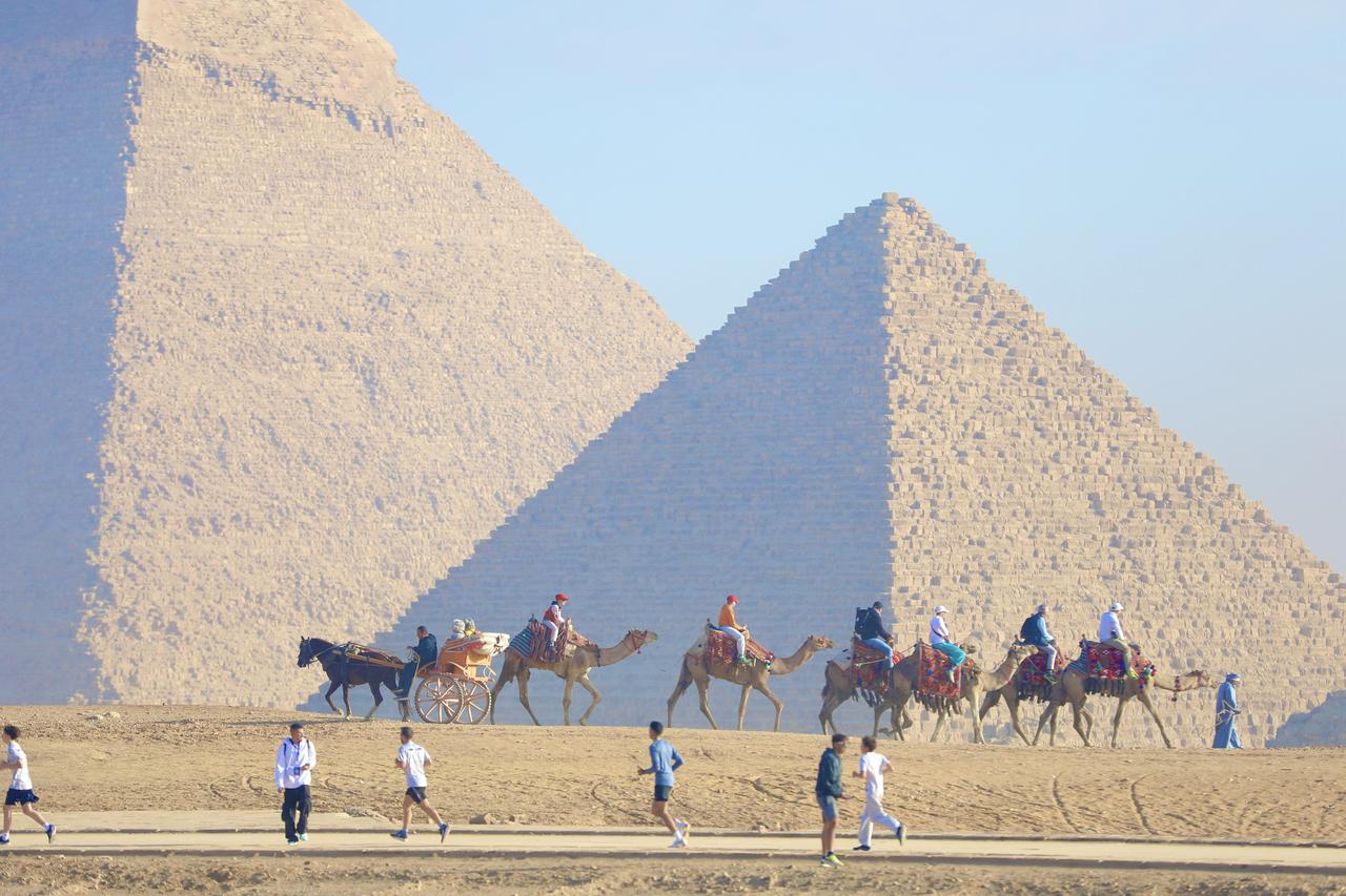 Hundreds of local and international athletes take part in the Pyramids Half Marathon held in the Giza Pyramids area in Egypt on December 13, 2025 (AA Photo)