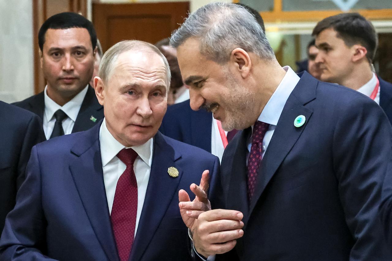 Russia's President Vladimir Putin talks to Turkish Foreign Minister Hakan Fidan in Ashgabat on December 12, 2025. (AFP Photo)