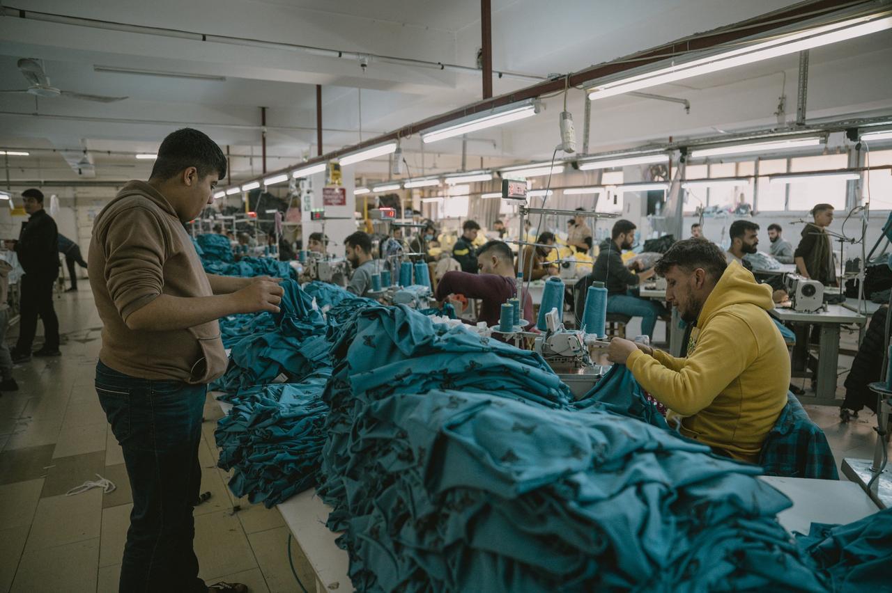 Syrian textile employees work in a textile workshop in Gaziantep, Türkiye, January 30, 2025. (AFP Photo)