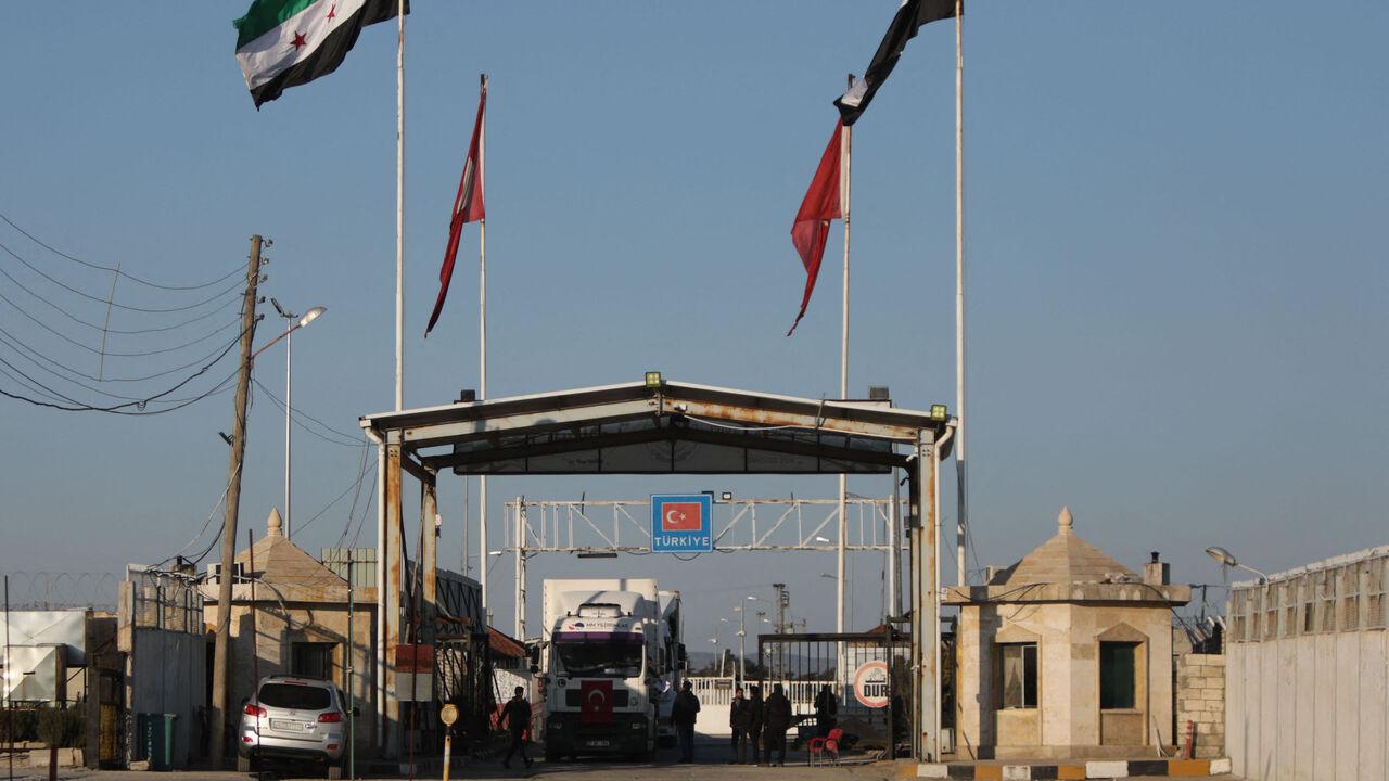 A truck part of aid convoy crosses from Türkiye into rebel-held north Syria through Bab al-Salama crossing on Feb. 14, 2023. (AFP Photo)