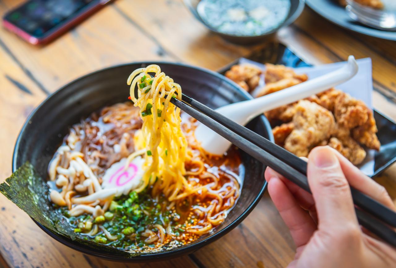 A bowl of ramen, Japan’s internationally known noodle soup, featuring wheat noodles in a deep broth and shown as one of the global classics ranked alongside Turkish soups. (Adobe Stock Photo)