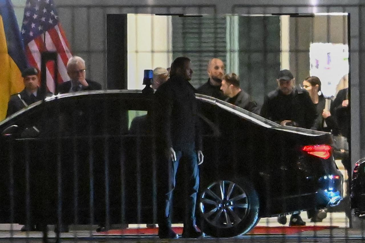 Ukrainian President Volodymyr Zelensky (2nd R) is pictured getting in to the car after talks at the chancellery in Berlin, Germany on Dec. 14, 2025. (AFP Photo)