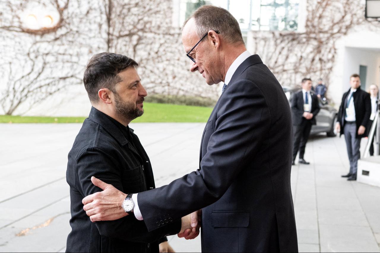 German Chancellor Friedrich Merz (R) greeting Ukraines President Volodymyr Zelensky prior to a meeting in the courtyard of the Chancellery in Berlin, Germany on Dec. 14, 2025. (AFP Photo)