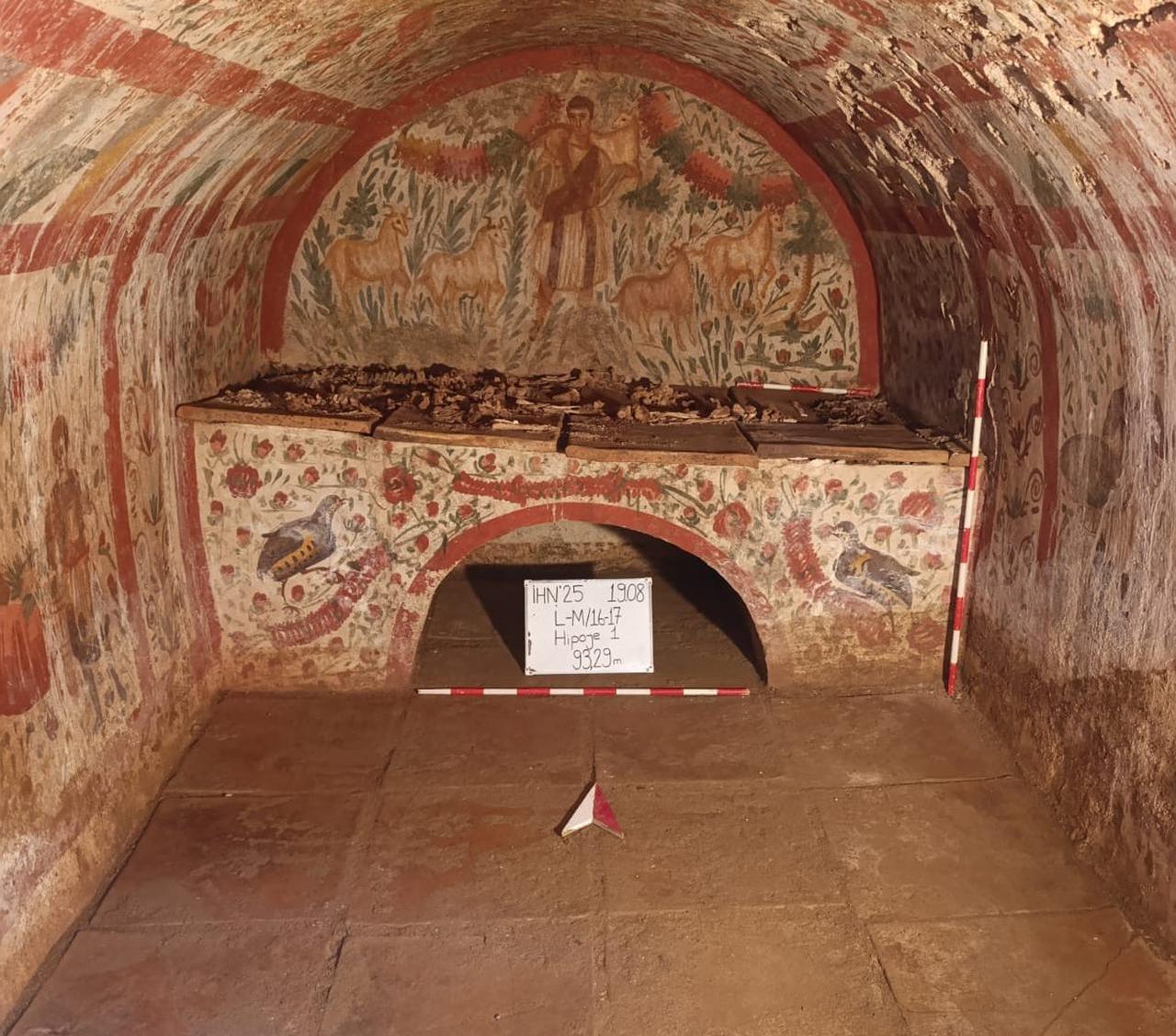 A view of the painted kline in the Iznik chamber tomb, decorated with birds and floral motifs beneath the arch and the Good Shepherd scene above, Dec. 9, 2025. (Photo via Instagram/@arkeolojihaber)