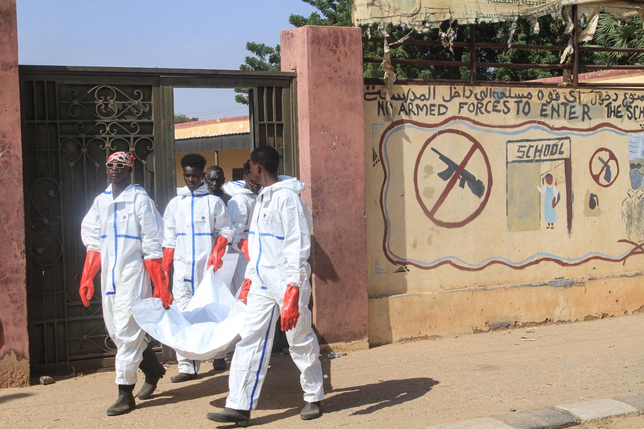 Employees working for the authorities carry away a body bag and are taken to public cemeteries for burial, in the capital Khartoum, December 8, 2025. (AFP Photo)