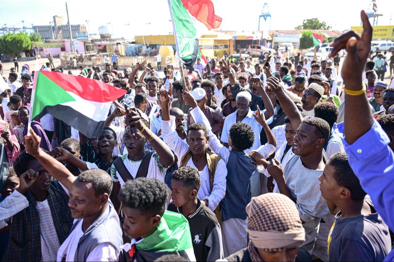 Sudanese take to the streets during a rally in support of the army, in the eastern Red Sea port of Port Sudan, on December 13, 2025. (AFP Photo)