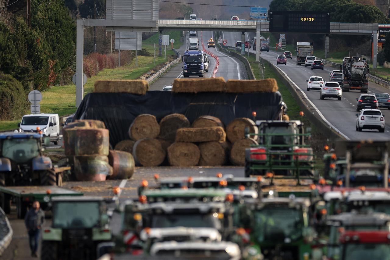 Vehicles leave the A64 motorway ahead of a farmers blockade in protest against health measures put in place to eradicate lumpy skin disease affecting cattle, in Carbonne, south-western France, Dec. 15, 2025. (AFP Photo)