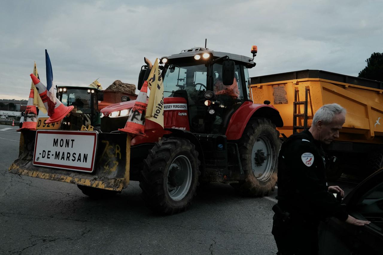 French farmers block the A63 motorway at the Cestas interchange to protest mandatory cattle culling over lumpy skin disease, which has led to the slaughter of more than 3,000 cattle nationwide, Gironde, southwestern France, Dec. 15, 2025. (AFP Photo)