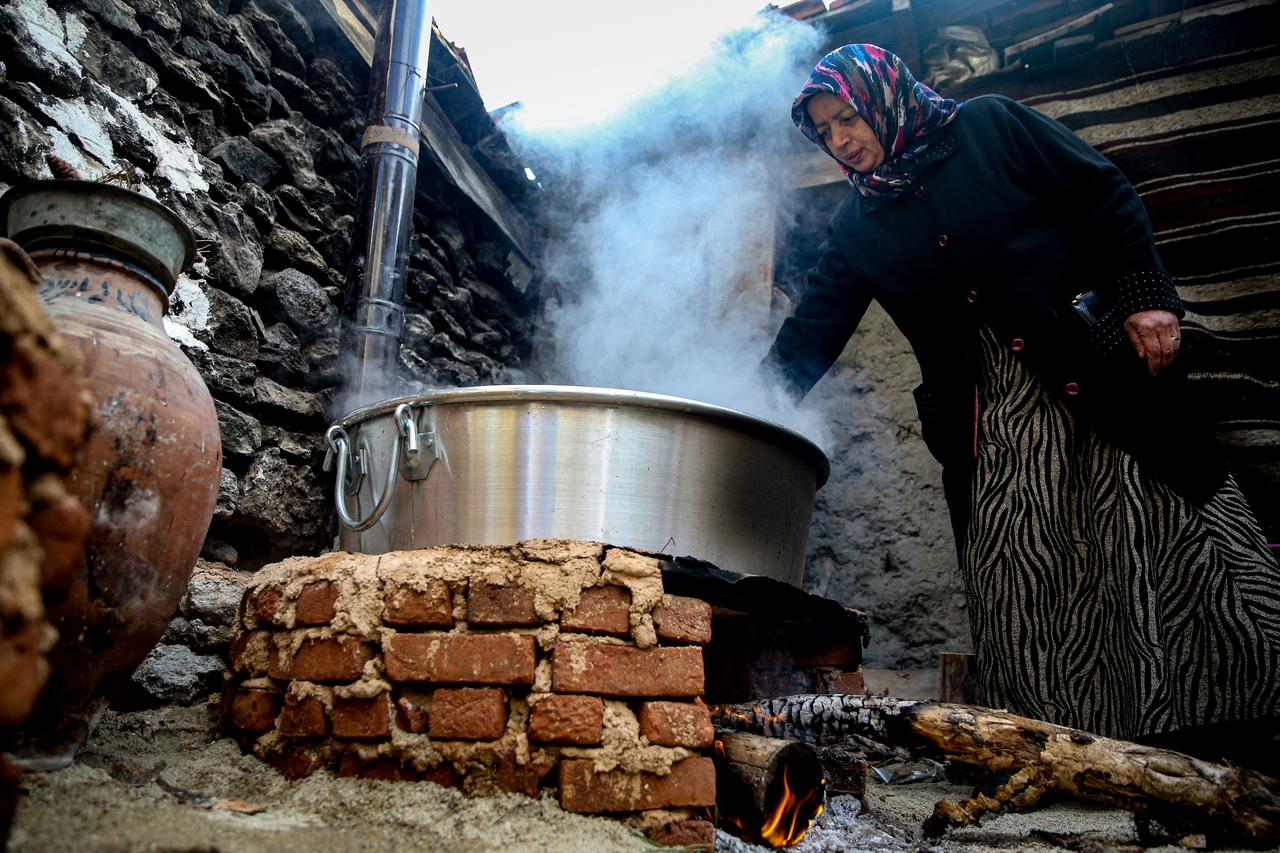 How pine cones are traditionally turning into molasses in Türkiye's Bursa