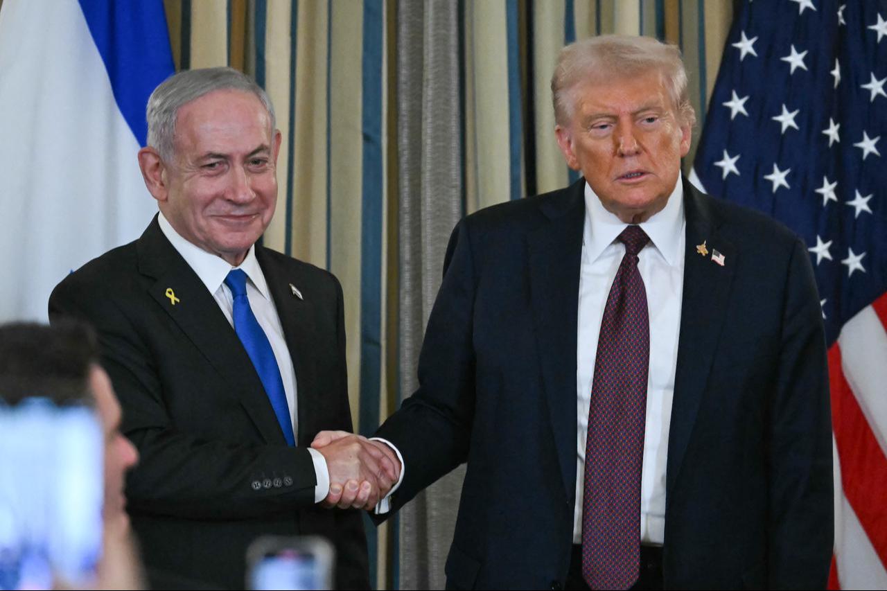 US President Donald Trump and Israeli Prime Minister Benjamin Netanyahu shake hands at the conclusion of a joint press conference in Washington, DC on Sept. 29, 2025. (AFP Photo)