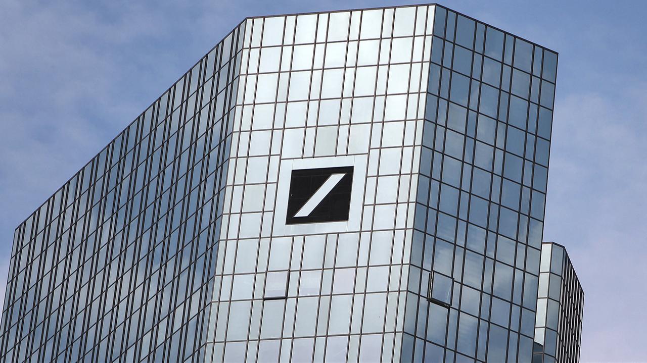 The headquarters buildings of Deutsche Bank, Germany's biggest lender, are pictured on June 9, 2015. (AFP Photo)