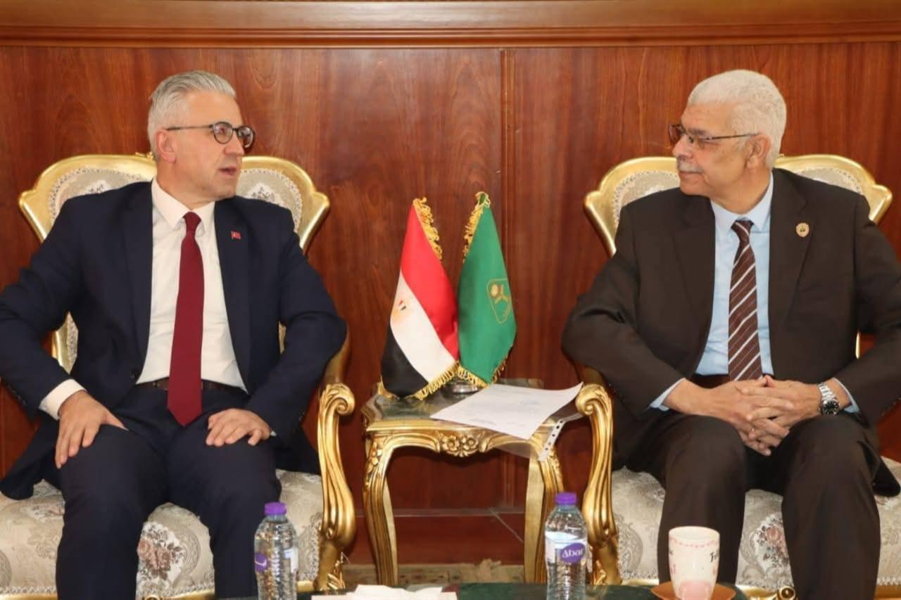 Türkiye donates 700 Turkish-language books to Menoufia University library