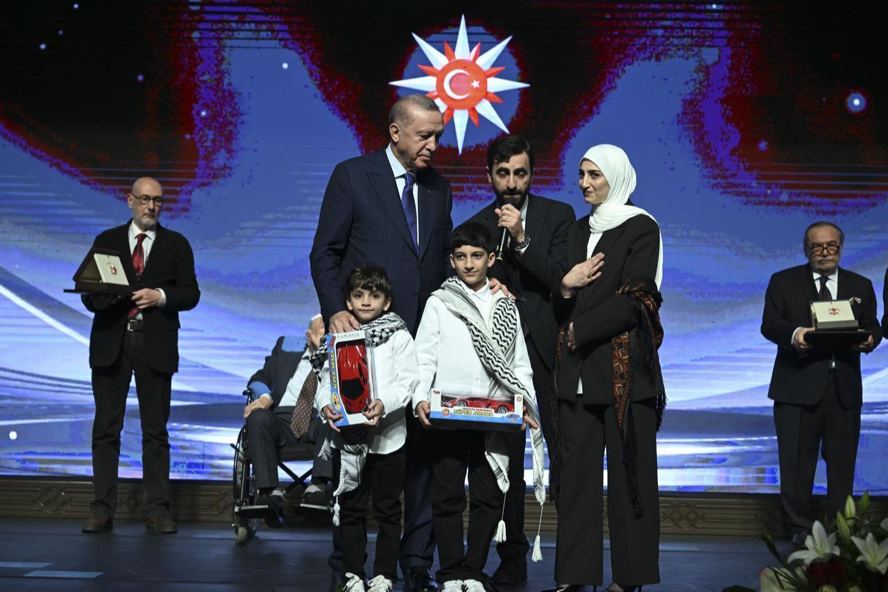 Award of photojournalist Ali Jadallah, who was honored in the photography category, is given by Turkish President Recep Tayyip Erdogan to his wife during the Presidential Culture and Arts Grand Awards Ceremony in Ankara, Türkiye, December 18, 2025. (AA Photo)