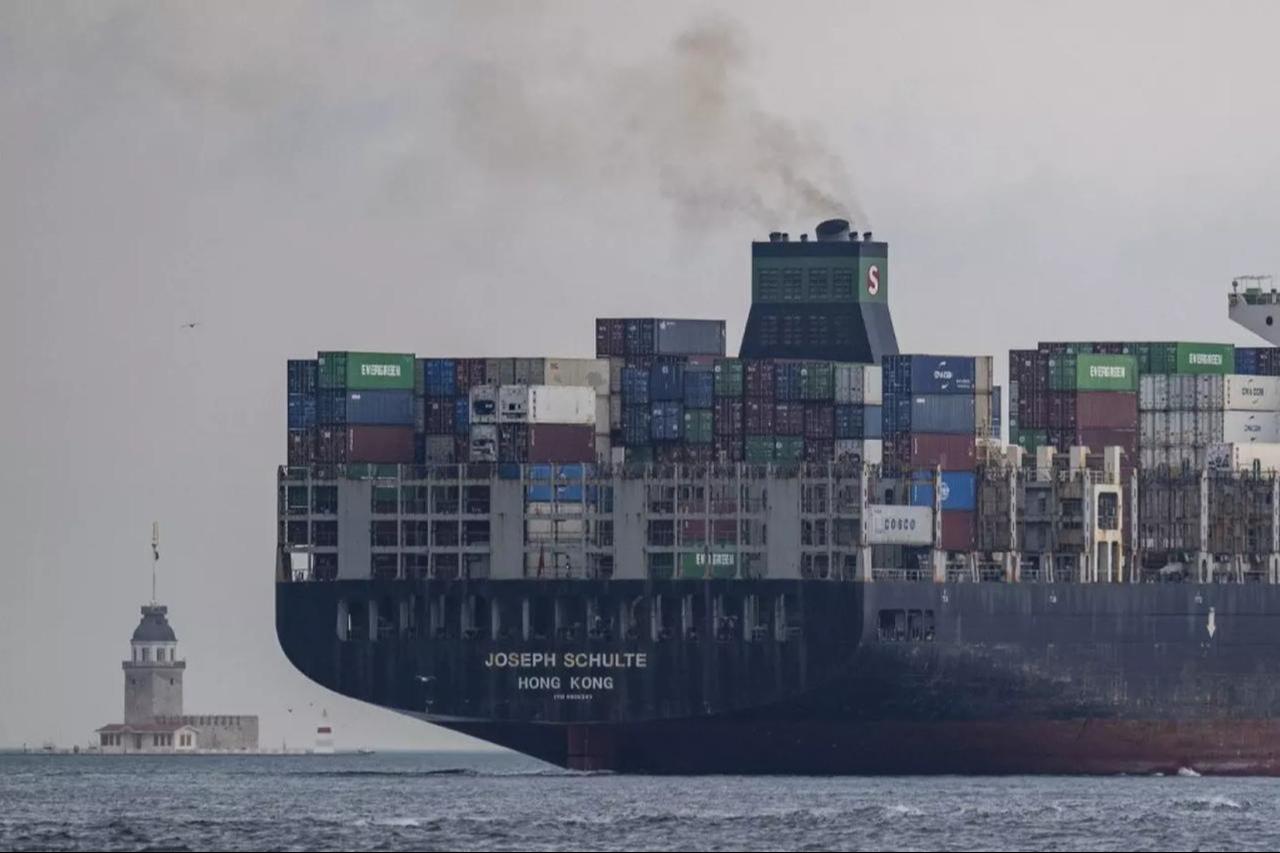 A container ship transits through the Bosphorus in Istanbul, Türkiye on Aug. 18, 2023. (AFP Photo)