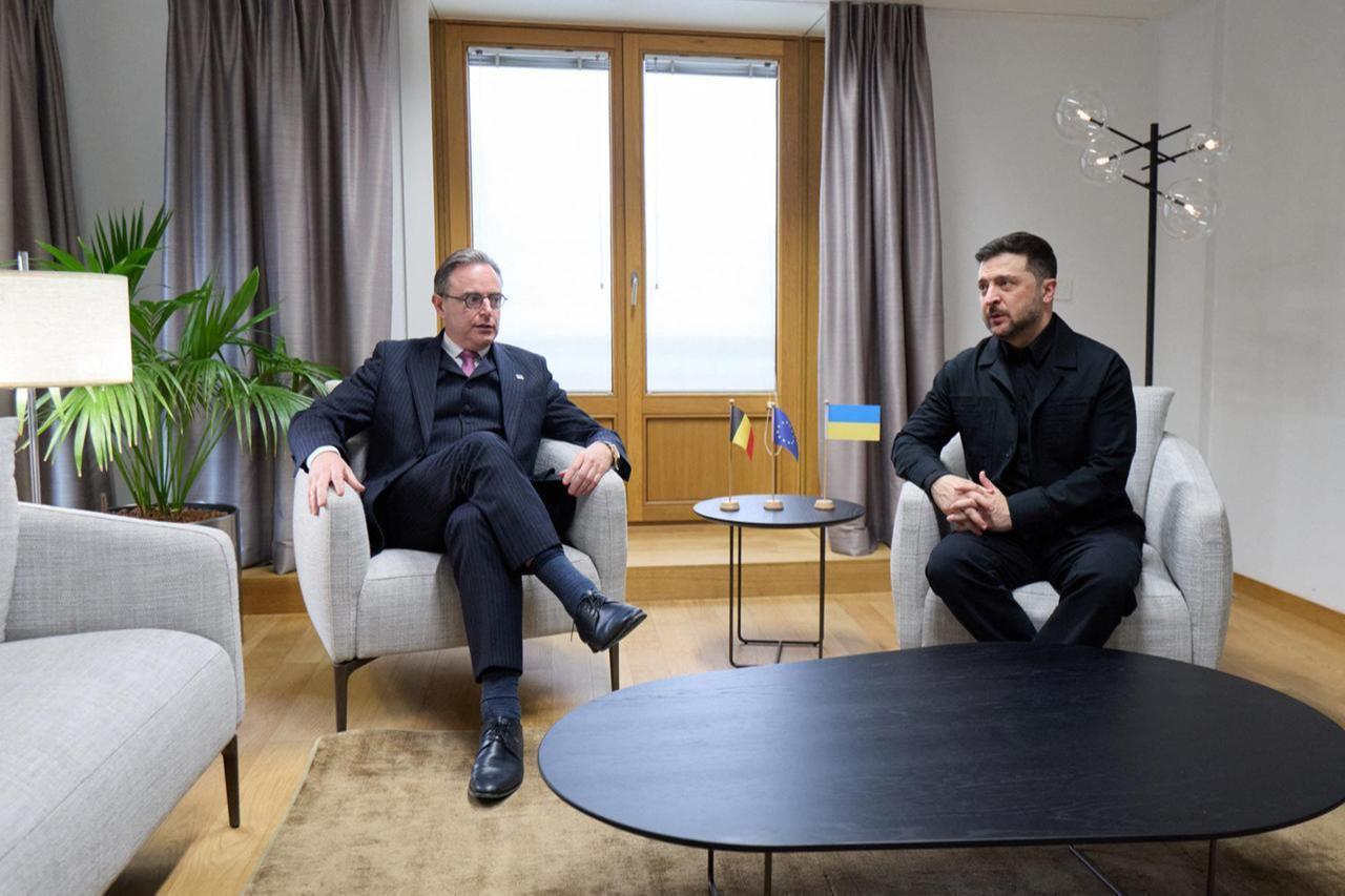 Ukraine's President Volodymyr Zelensky (R) attends a meeting with Belgium's Prime Minister Bart De Wever (L) on the sidelines of the EU summit in Brussels, December 18, 2025. (AFP Photo)