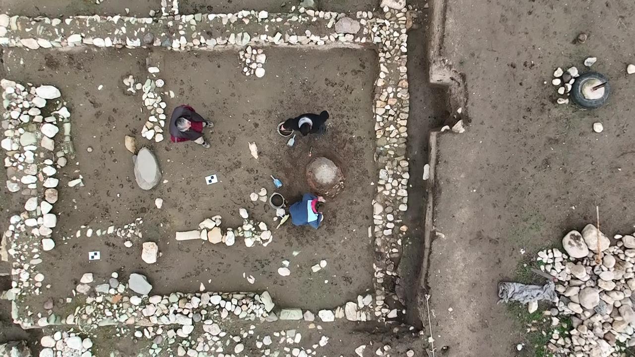 An aerial view of the ongoing archaeological excavations at Oluz Hoyuk in Amasya, Türkiye, Dec. 19, 2025. (IHA Photo)