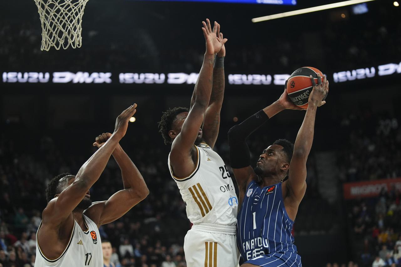 Dubai erases double-digit deficit to claim 80-76 victory over Anadolu Efes