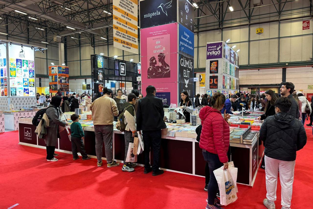 Price competition turns book fairs and online sellers into reader-friendly rivals