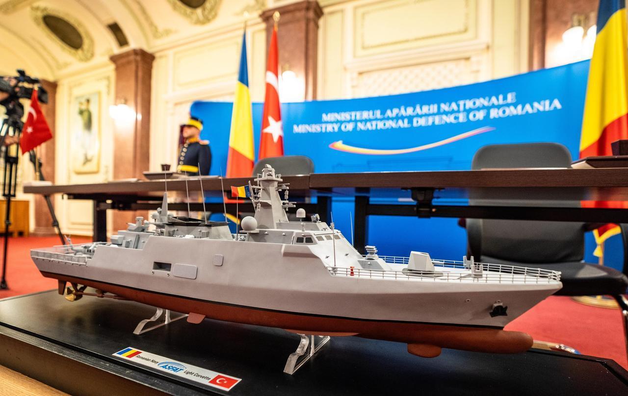 A model of the TCG Akhisar corvette during a signing ceremony held between ASFAT and the Romanian Ministry of National Defense on Dec 3, 2025. (Photo via X/@heybetmusa)