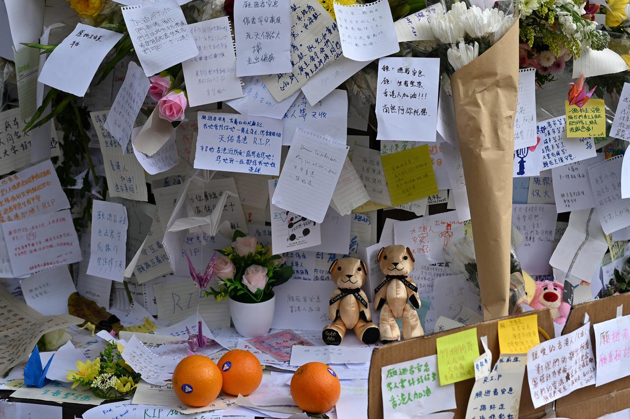 Bouquets, notes and stuffed toys left by mourners are displayed at a makeshift memorial set up outside the Wang Fuk Court apartment towers following the deadly fire. December 1, 2025. (AFP PHOTO)