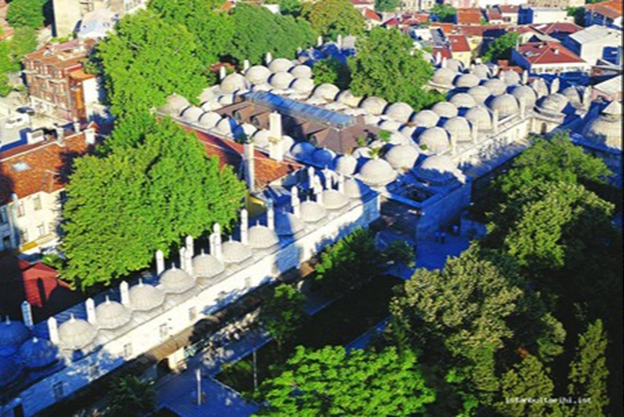 Süleymaniye Hospital (right) and its medical school (Photo via istanbultarihi.ist)