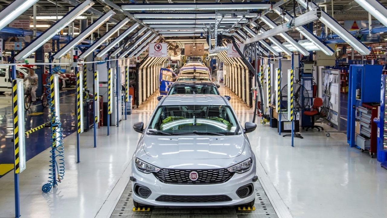 A row of automobiles rolls off the production line at TOFAS’s manufacturing facility in Bursa, Türkiye, April 8, 2025. (IHA Photo)