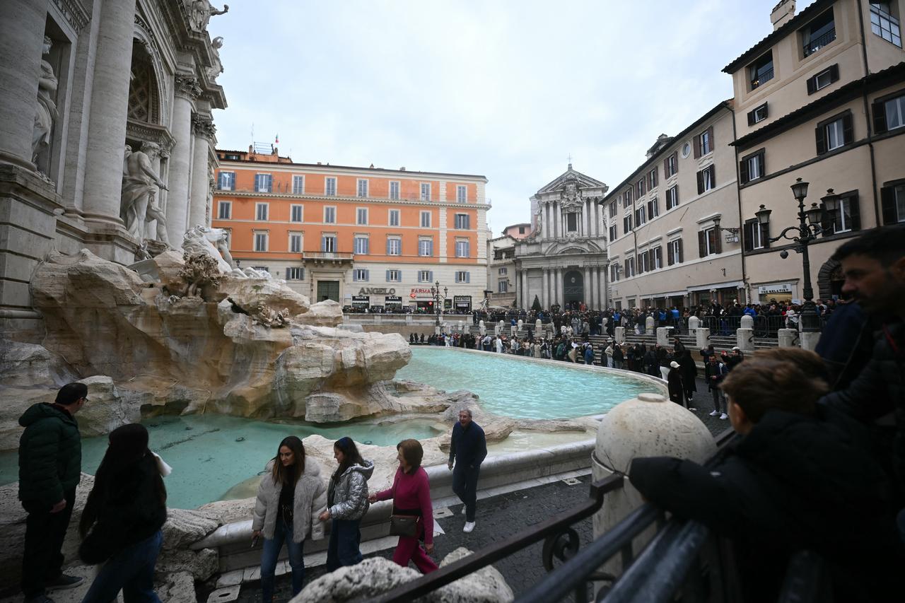 Crowds of visitors walk around the Trevi Fountain. Rome, Italy, December 19, 2025. (AFP Photo)