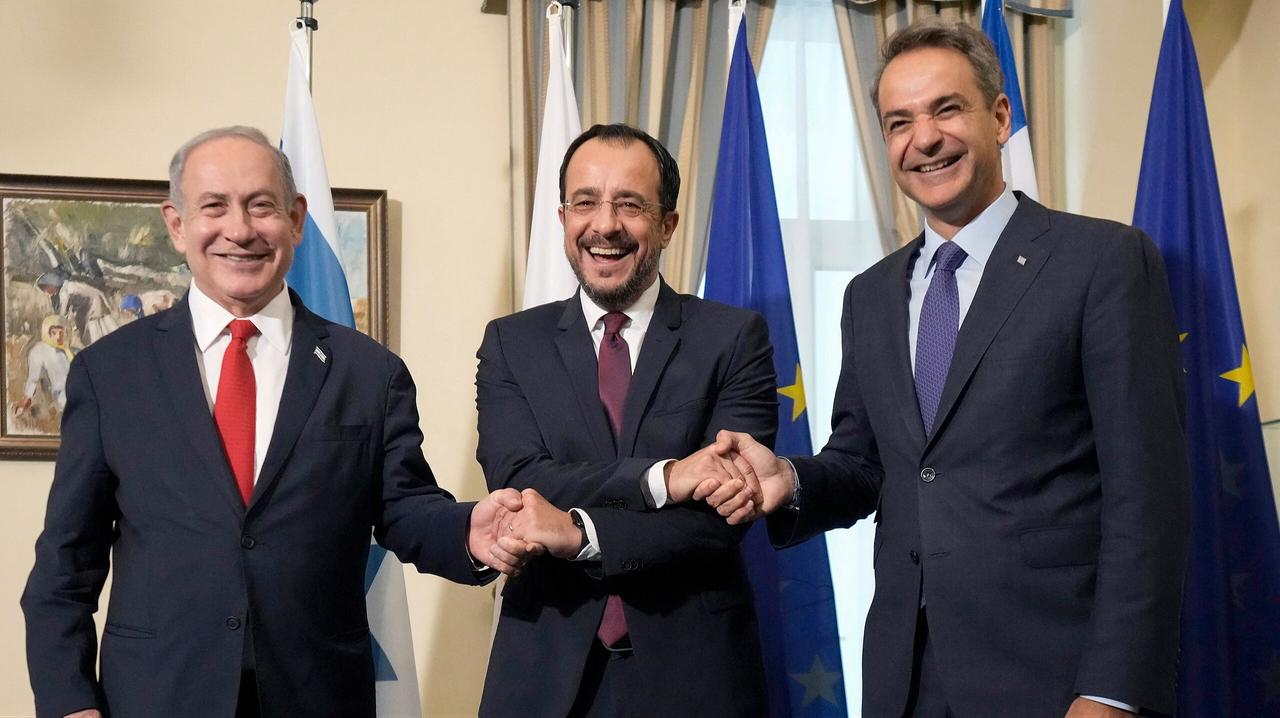 Greek Cypriot leader Nikos Christodoulides (C) holds a trilateral summit with Greek PM Kyriakos Mitsotakis (R) and Israeli PM Benjamin Netanyahu in Nicosia, Sept. 4, 2023. (AFP Photo)