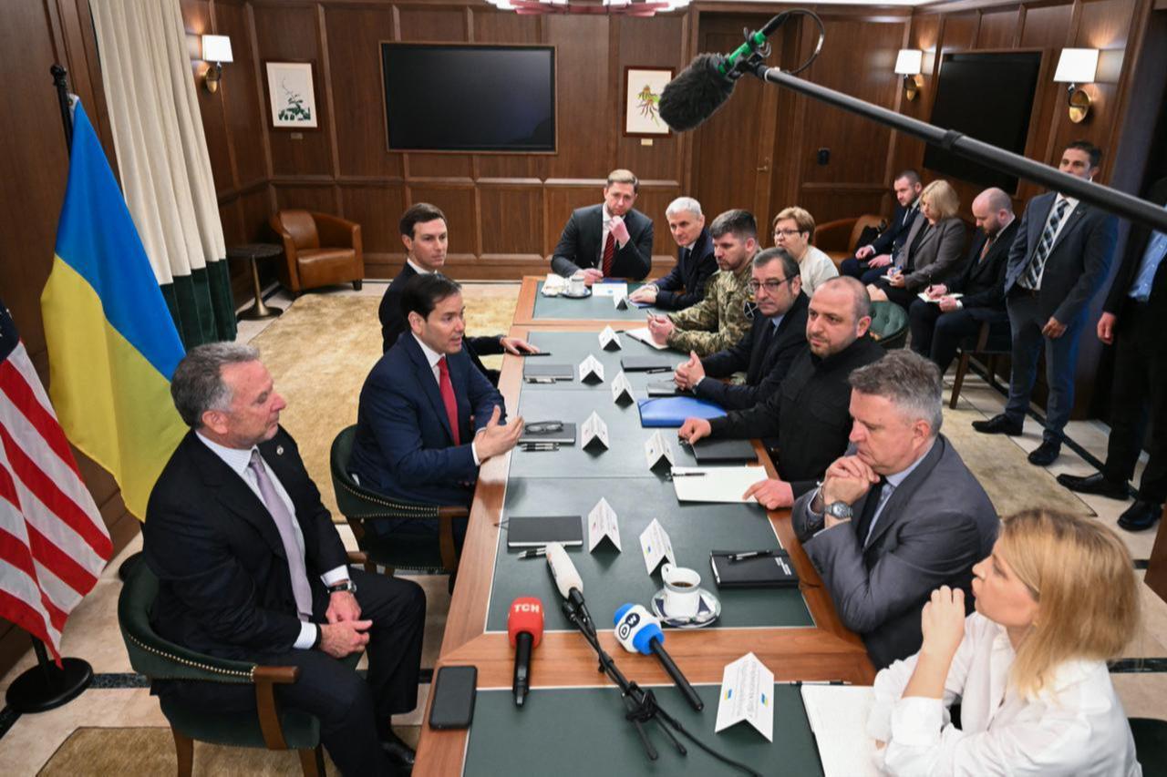 U.S. Secretary of State Marco Rubio (center L), flanked by White House Special Envoy Steve Witkoff and Jared Kushner, speaks during a meeting with Ukrainian officials headed by Secretary of the National Security and Defense Council of Ukraine Rustem Umerov (center R) in Hallandale Beach, Florida on Nov. 30, 2025. (AFP Photo)