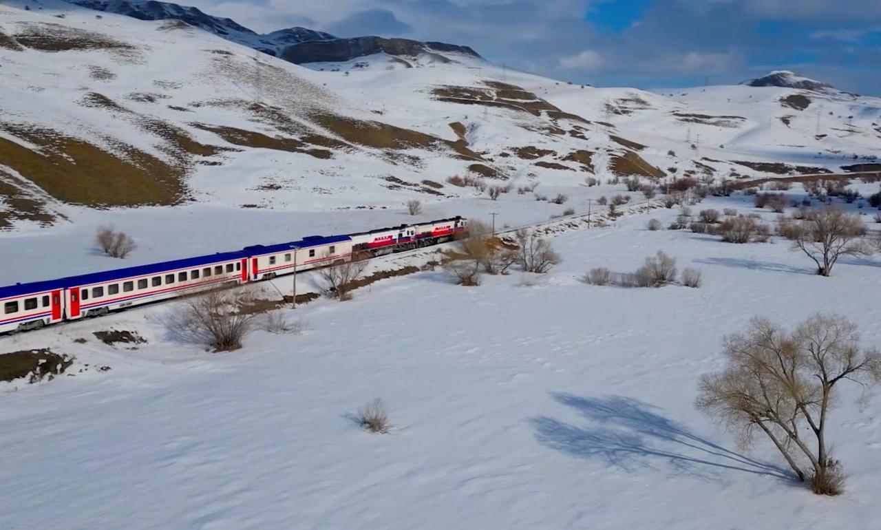 Touristic Eastern Express, the long-distance train service linking Ankara with the eastern city of Kars. (AA Photo)