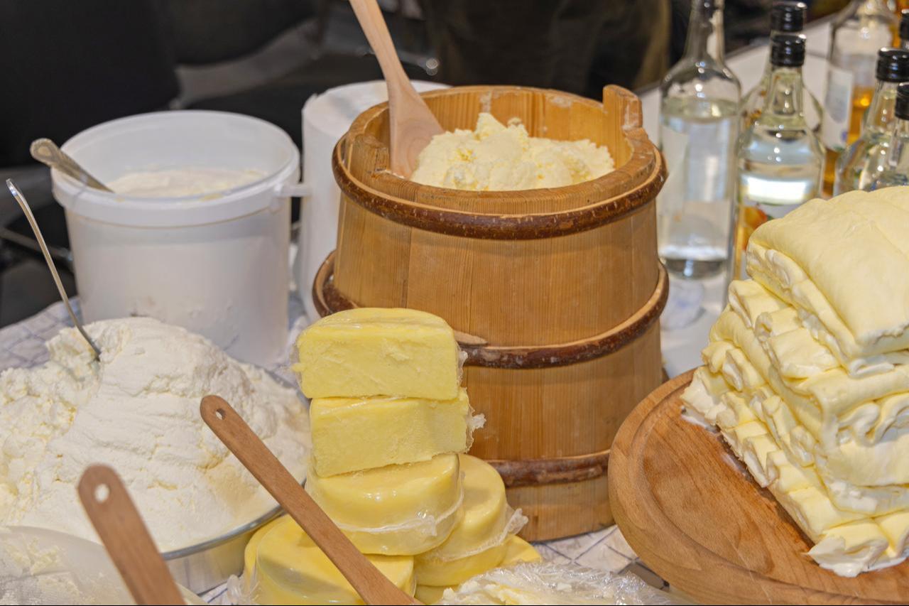 Butter and various dairy products arranged at a market stall. (Adobe Stock Photo)