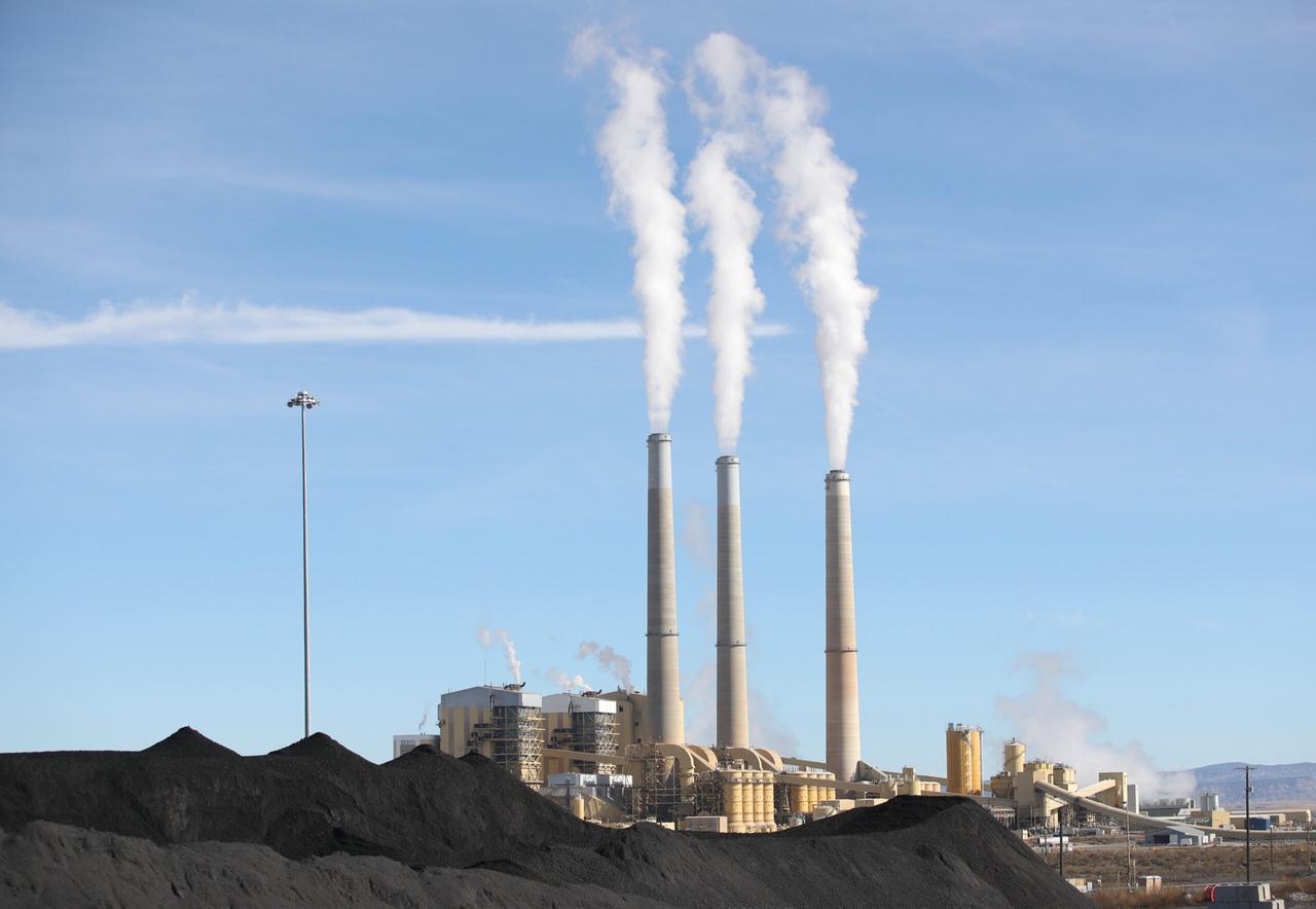 PacifiCorp's Hunter coal fired power plant releases steam as it burns coal outside of Castle Dale, Utah, United States on Nov. 14,  2019. (AFP Photo)