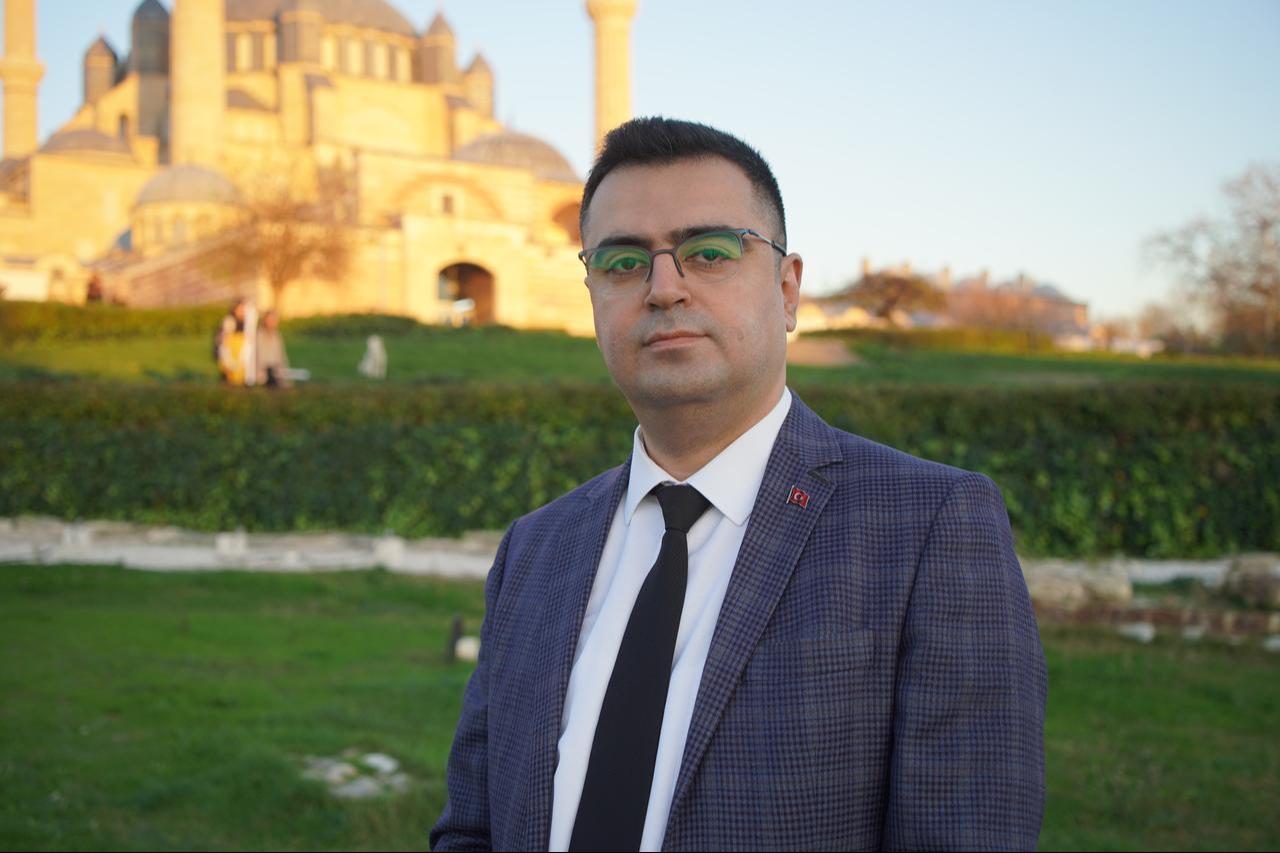 Altay Bayatli, lecturer and art historian at Trakya University’s Martyr Painter Hasan Riza Vocational School of Fine Arts, speaks to an Anadolu Agency reporter. Edirne, Türkiye, December 22, 2025. (AA Photo)