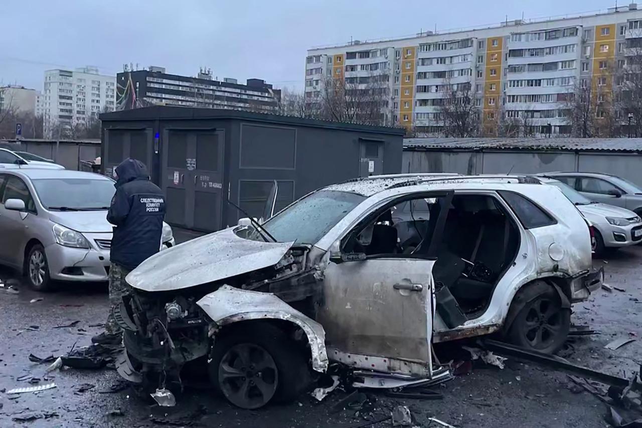 Senior Russian general killed in car bomb blast in Moscow Image